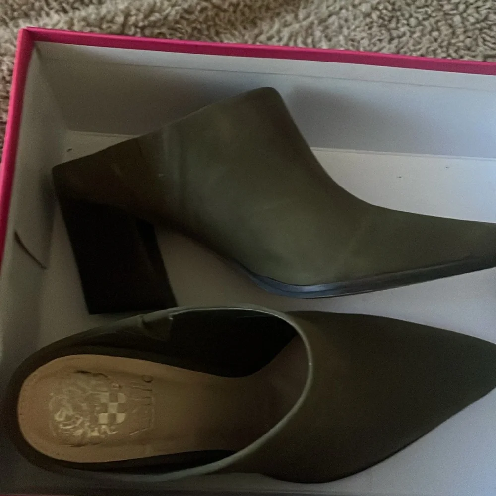 Women’s Army Suede Mule Shoes NIB Vince Camuto - Picture 4 of 4